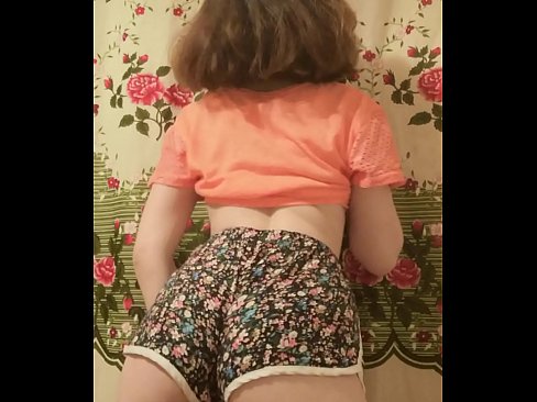 ❤️ سيڪسي نوجوان بيبي پنهنجي شارٽس کي ڪئميرا تي هٽائيندي ❤  ﹏